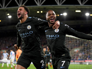 Arsenal díky penaltě v posledních vteřinách zápasu porazil Burnley, Manchester City otočil zápas s Huddersfieldem