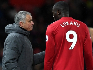 Mourinho vtipkuje: Lukaku potřebuje novou smlouvu od svého sponzora. Hraje v černých kopačkách, čeká na ty střelecké