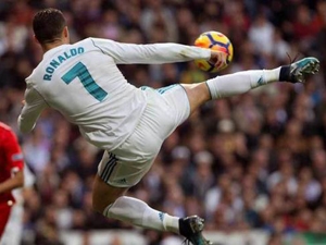 Real rozprášil Sevillu. Cristiano oslavil Zlatý míč dvěma góly