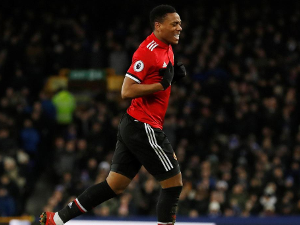 Liverpool v hektickém závěru vybojoval výhru nad Burnley. Po třech kolech znovu zvítězil i Manchester United