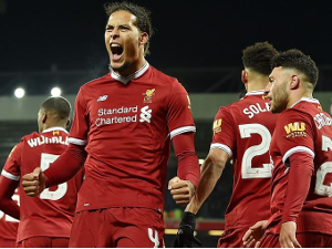 Liverpool zvládl pohárové derby s Evertonem, Manchester United udolal druholigové Derby až v závěru 