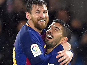 Prokletí zlomila nejen Barca, ale i Suárez, nicméně Real Sociedad poškodil sudí