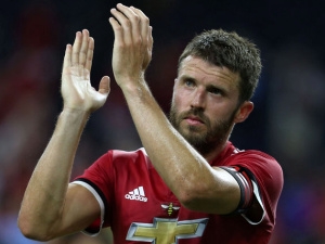 Michael Carrick na konci sezóny završí aktivní kariéru a připojí se k trenérskému štábu Josého Mourinha