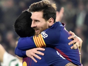 Barcelona otočila dvojzápas s Espanyolem a poosmé v řadě je v semifinále poháru. Debut si odkroutil Coutinho
