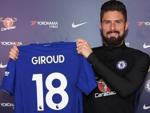 Olivier Giroud přestoupil v Deadline Day z Arsenalu do Chelsea