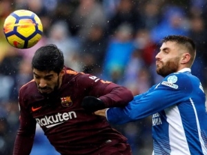 Barcelona byla na Espanyolu blízko první ligové prohře, ale Piqué ji v závěru zajistil aspoň bod