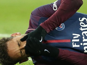 Poplašné sirény v Paříži. Neymar nedohrál zápas s Marseille a jeho start proti Realu je v ohrožení