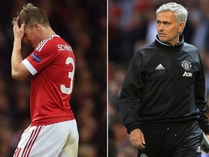 Louis van Gaal zkritizoval Josého Mourinha za způsob, jakým zacházel s Bastianem Schweinsteigerem