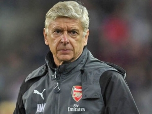Plzeň jede do Portugalska s cílem ubránit Dosta, Wenger se pokusí zastavit rozjetý AC Milán