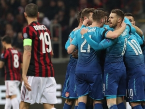 Arsenal vyhrál na San Siru o dvě branky a postup má blízko, Plzeň v Portugalsku dvakrát inkasovala a jednoduché to mít nebude