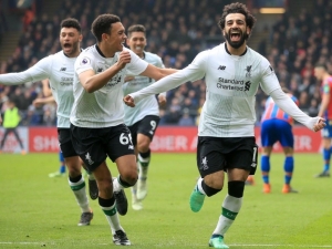 Mohamed Salah v závěru zachránil Liverpoolu tři body. Manchester United bez problémů porazil Swansea