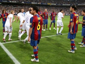 Debata před El Clásicem: Měl by Real Madrid uctít ligový titul Barcelony uličkou slávy?