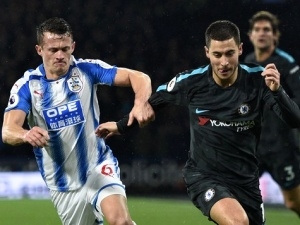 Chelsea potřebuje porazit zachraňující se Huddersfield. Duel o „holé přežití“ svedou Swans a Saints