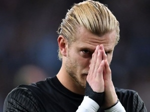 Loris Karius podstoupil vyšetření hlavy. Liverpool se obával, že během finále Ligy mistrů utrpěl otřes mozku