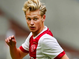 De Jong souhlasí s přestupem do Barcelony