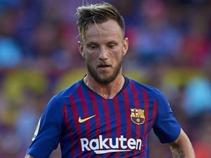 Rakitić potvrdil, že zůstává, nicméně další dva hráči Barcelonu opustí