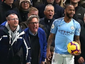 Raheem Sterling mluví o rasismu na Stamford Bridge. Fanoušek Chelsea to popírá, ale za své chování se omluvil