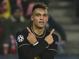 Slavia ztratila slibně rozjetý zápas v závěrečné desetiminutovce, Chelsea utrpěla remízu a o postup ještě musí zabojovat