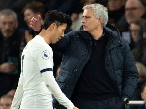 José Mourinho kritizuje Rüdigera po červené kartě pro jeho hráče: Zaměřte se na něj, ne na Sona