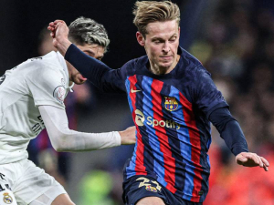 Manchester United se v létě znovu vrátí do přestupového boje o Frenkieho de Jonga