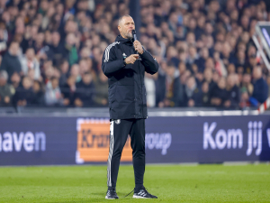 Asistent Feyenoordu promlouval k fanouškům během utkání a řekl jim, aby používali mozek