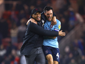 Burnley Vincenta Kompanyho si 7 kol před koncem zajistilo postup do Premier League