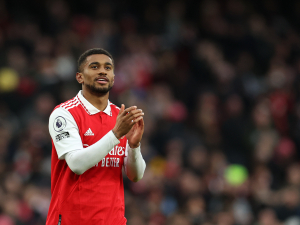 Hvězda Arsenalu Reiss Nelson bude postaven před soud kvůli údajnému útoku jeho psa