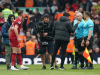Nevídaný skandál v zápase Liverpoolu a Arsenalu. Asistent rozhodčího měl udeřit loktem Andyho Robertsona