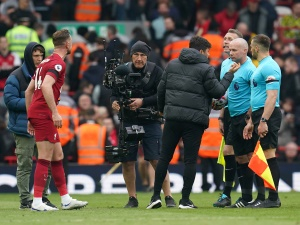 Nevídaný skandál v zápase Liverpoolu a Arsenalu. Asistent rozhodčího měl udeřit loktem Andyho Robertsona