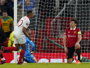 Manchester United díky dvěma vlastním gólům v závěru ztratil zápas se Sevillou. Leverkusen remizoval, výhru slaví Feyenoord a Juventus