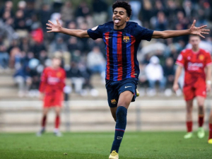 15 letý barcelonský zázrak překonal 100 let starý klubový rekord tím, že byl povolán do prvního týmu