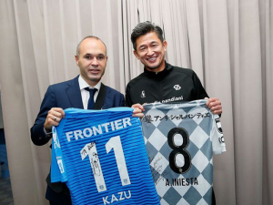 Nejstarší profesionální fotbalista na světě Kazuyoshi Miura hraje ve věku 56 let
