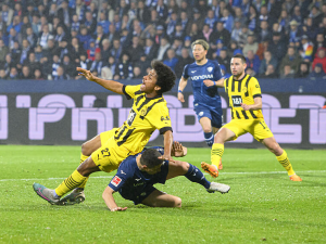 Chyba rozhodčích může stát Dortmund titul. Hlavní sudí si sype popel na hlavu