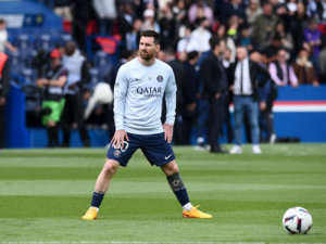 Barcelona je připravena prodat Raphinhu Arsenalu, aby zafinancovala návrat Lionela Messiho na Nou Camp