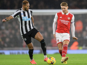 Newcastle může Arsenalu definitivně zatarasit cestu k titulu. United potřebují výhru na West Hamu