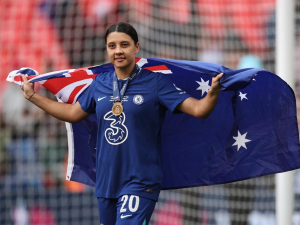 Chelsea Woman vyhrály FA Cup. Finále sledovalo rekordních 77 tisíc diváků. Sam Kerr vstřelila vítězný gól a oslavila ho saltem