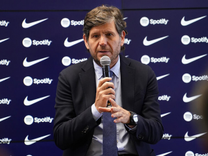 Sportovní ředitel Barcelony Alemany se i přes dohodu s Aston Villou rozhodl zůstat