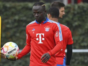 Přestupové spekulace: Mané by se mohl vrátit do Anglie, Saliba má rovněž řadu zájemců