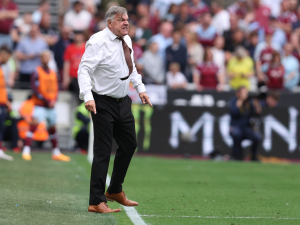 Sam Allardyce našel na postranní čáře 5 liber a vtipně je nabídl čtvrtému rozhodčímu 