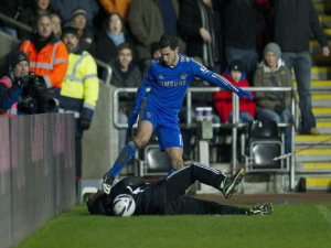Podavač míčů ze Swansea, do kterého kopl Eden Hazard v roce 2013, se dnes dostal na seznam nejbohatších lidí ve Spojeném království 