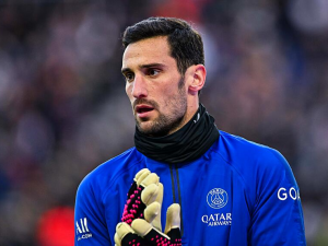 Brankář PSG Sergio Rico se vážně zranil při pádu z koně. Do nemocnice ho přepravil vrtulník