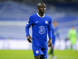 Kluby ze Saudské Arábie nabízí záložníkovi Chelsea Kantému 100 milionů eur ročně