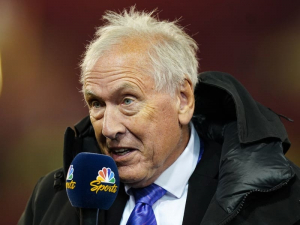 Nejznámější fotbalový hlas končí. Martin Tyler před novou sezónou opustí Sky Sports