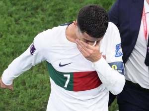 Cristiano Ronaldo slaví vtipné výročí, když v dresu reprezentace předvedl možná jeho nejhorší pokus o zahrání volného kopu 