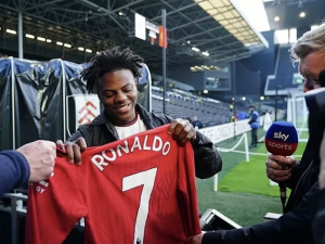 Internetová hvězda IShowSpeed se konečně setkala s Cristianem Ronaldem. Dokonce má i  jeho obličej vytetovaný na ruce