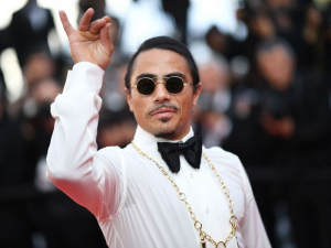 Internetová kuchařská hvězda Salt Bae tvrdí, že už nikdy nevstoupí na hřiště mistrovství světa. Po oslavách titulu se na něj snesla vlna kritiky