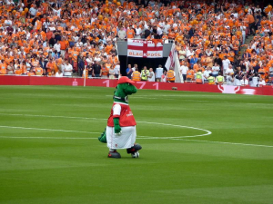 Kolik si ročně vydělá maskot Arsenalu, který je známý pod názvem Gunnersaurus?