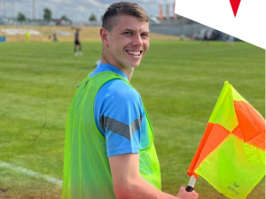 David Douděra si během přátelského utkání Slavie vyzkoušel práci pomezního sudího