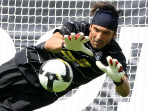 Přestupové spekulace: Zamíří Buffon do Arábie a vrátí se Sancho do Dortmundu? 