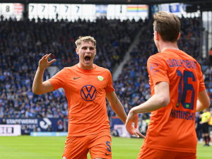 Tottenham shání kolegu pro Romera. V kontaktu je s mladíkem van de Venem z Wolfsburgu